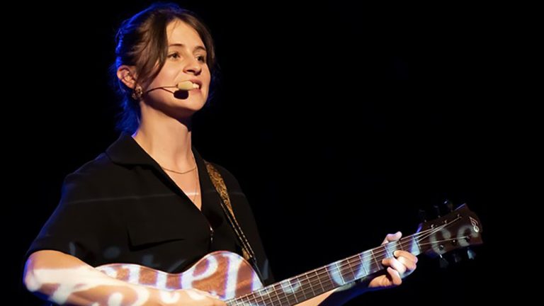 Célia Pelluet : La Docteure en Physique Quantique qui Fait du Stand-Up à Lyon