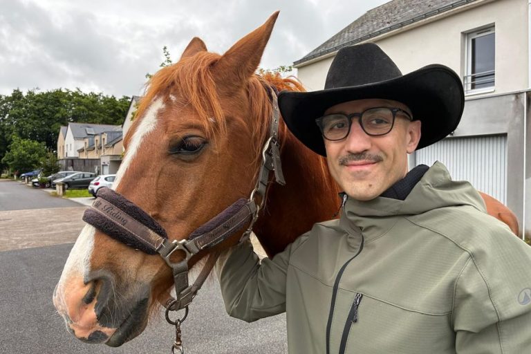 Mohamed Bouhris traverse la France à cheval pour rejoindre l&rsquo;Algérie.