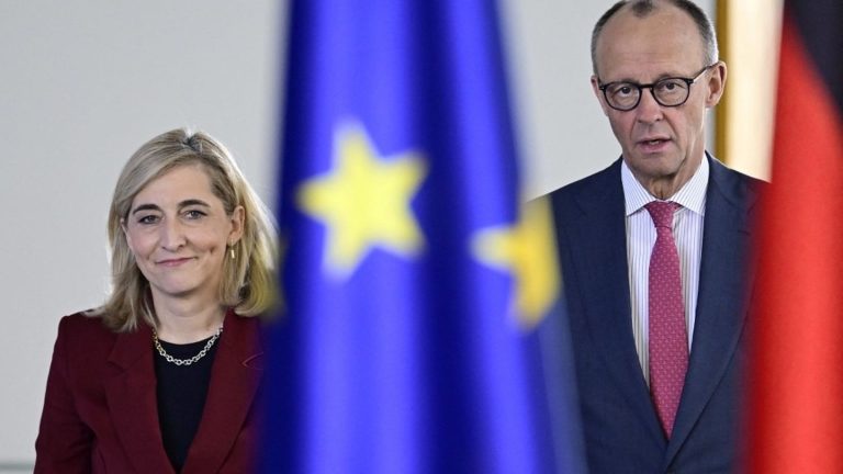 Trump impose une taxe de 25% sur les véhicules européens, ciblant surtout l&rsquo;Allemagne.