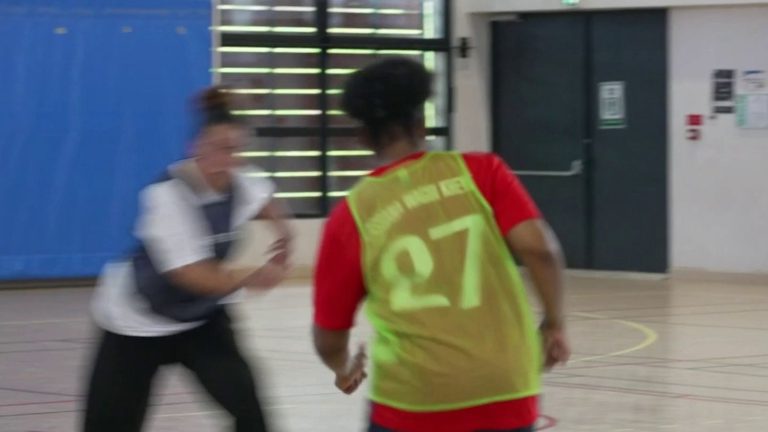 Des mères de Seine-Saint-Denis s&rsquo;illustrent en jouant au football lors d&rsquo;un événement local.