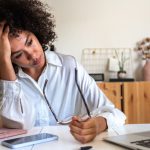 Un médecin du travail alerte sur les symptômes progressifs du burn-out en France.
