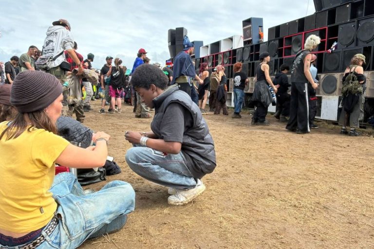 La free party géante s’achève dans le Cher : encore 8 000 personnes sur le site, 4 personnes en urgence absolue
