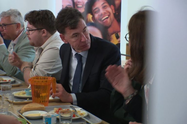 Amiens : le ministre de l&rsquo;Enseignement supérieur inaugure le repas à 1 euro pour tous.