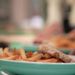 Repas à 1 euro pour les étudiants : défis financiers pour les restaurants universitaires en France.