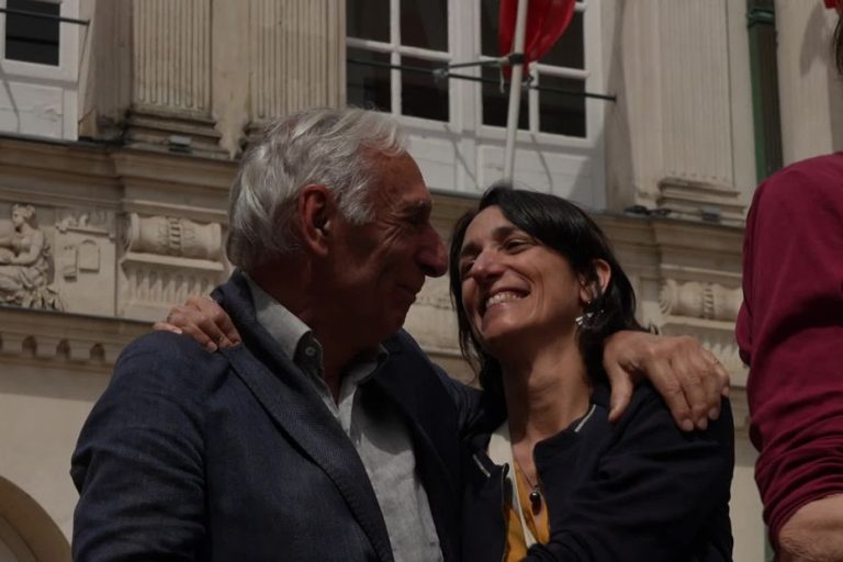 Jacques Paris et Cécile Kohler retirent leurs portraits des grilles de l&rsquo;Hôtel de Ville de Nantes