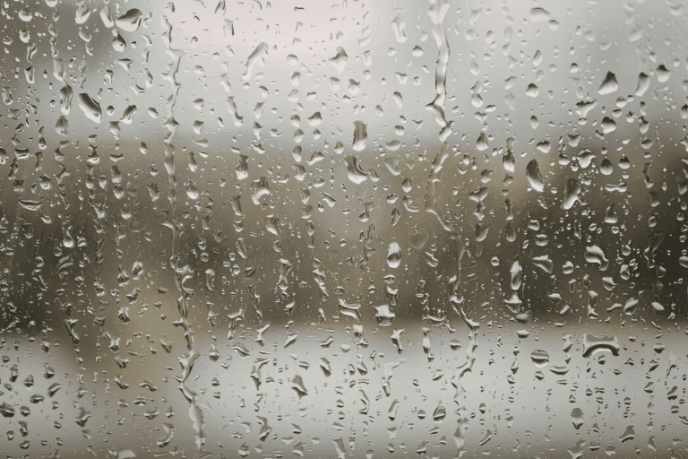 Vigilance orange pour pluie et inondations en Sarthe et Mayenne, alertent les autorités.