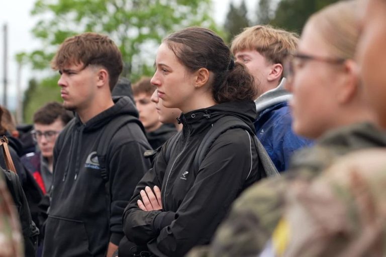 Des lycéens restaurent des sépultures pour confronter l&rsquo;Histoire de la guerre en France.