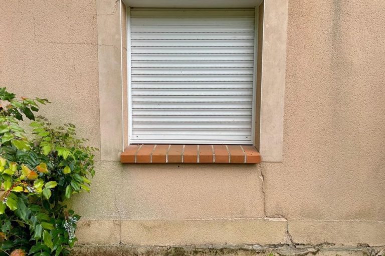 Des propriétaires de maisons fissurées alertent sur le risque argile en France, selon Sandrine Rousseau.