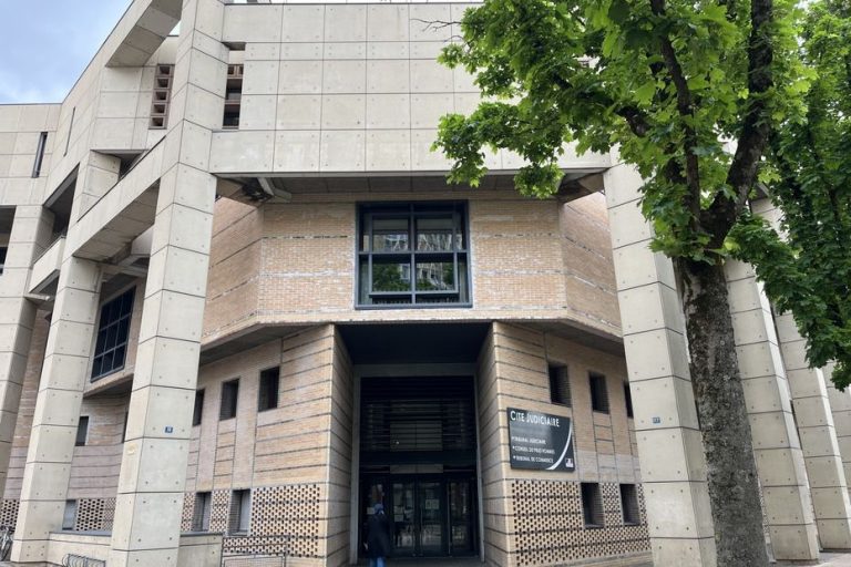 Dijon : une mère jugée pour avoir agressé sa professeure et menacé de mort.