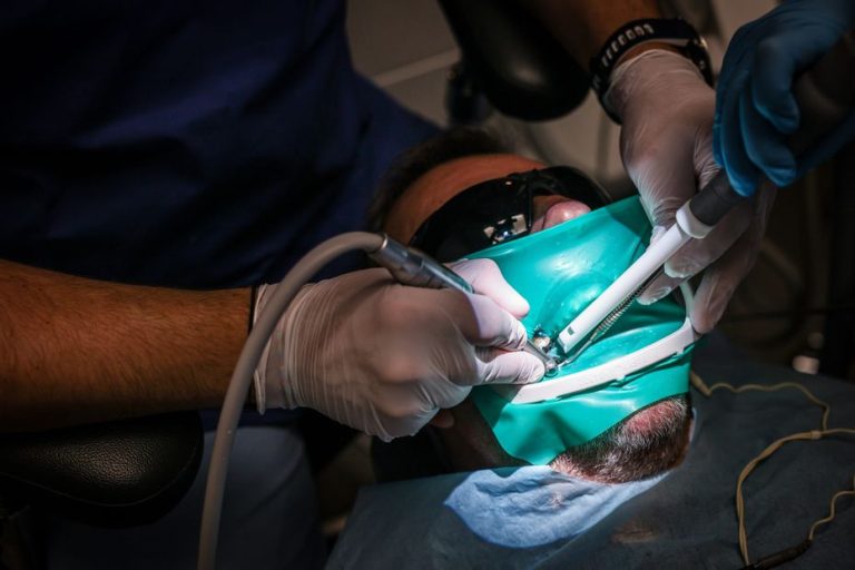 Deux chirurgiens-dentistes interdits d&rsquo;exercer dans un cabinet à Rouen pour manquements professionnels