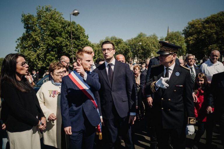 Jordan Bardella critiqué lors des commémorations du 8 mai pour son cirque médiatique.