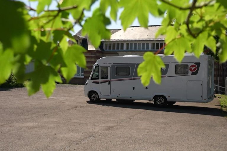 Des camping-cars dans les cours d&rsquo;école : c&rsquo;est quoi cette nouvelle tendance ?