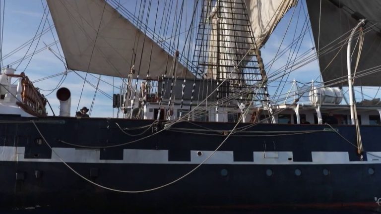 Le Belem revient à Marseille pour commémorer l&rsquo;entrée de la flamme olympique.