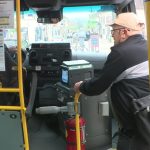 Le bus à un euro, financé par une mairie rurale, attire l&rsquo;intérêt des habitants.
