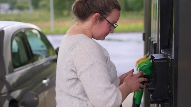 Flambée des prix de l&rsquo;essence : les habitants des zones rurales en difficulté en France