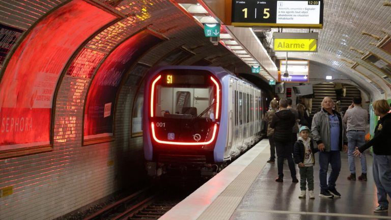 Le nouveau métro de Paris rétablit son anneau lumineux, perturbant les conducteurs.