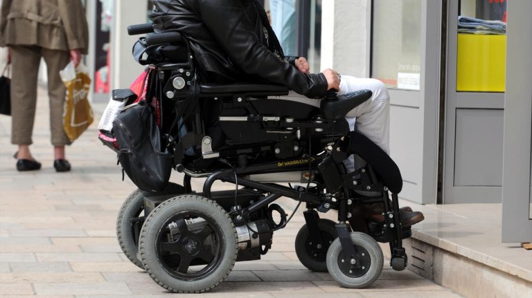 Vienne : la loi sur l’accessibilité entrave les commerces historiques face aux normes modernes.