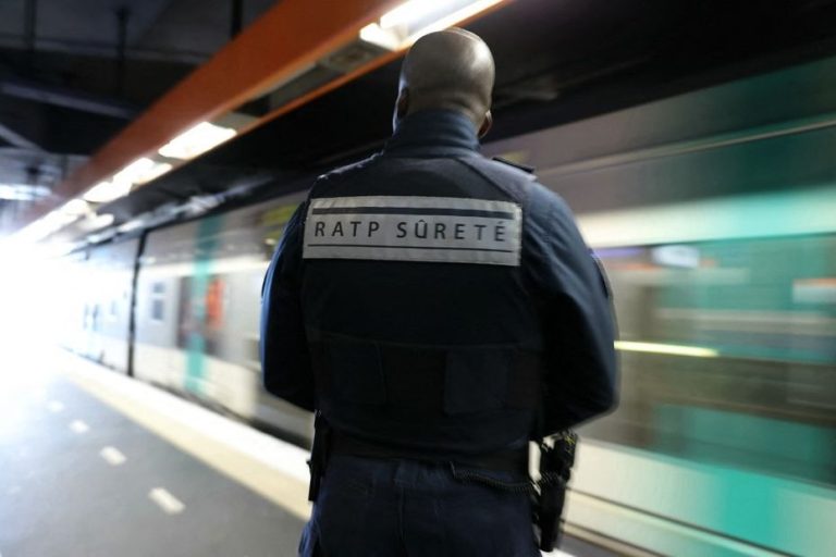SNCF et RATP expérimentent pistolet à impulsions électriques dans gares de Lyon et Paris.