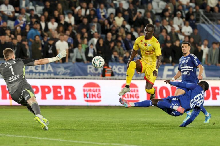 Dame Gueye marque un but décisif en Ligue 2, soulignant son instinct de buteur.