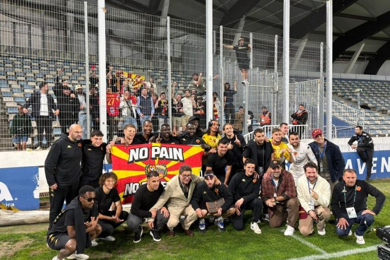 Le Mans FC célèbre sa montée en Ligue 1 après une saison réussie en Ligue 2.
