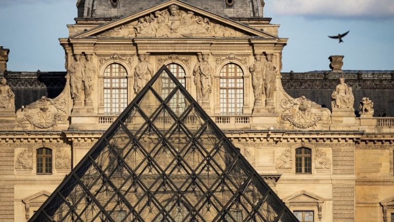 Escroquerie à la billetterie du Louvre : un troisième agent mis en examen par la justice.