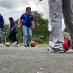 Les filles d&rsquo;une école reprennent le terrain de foot face aux garçons à [Nom de l&rsquo;École]