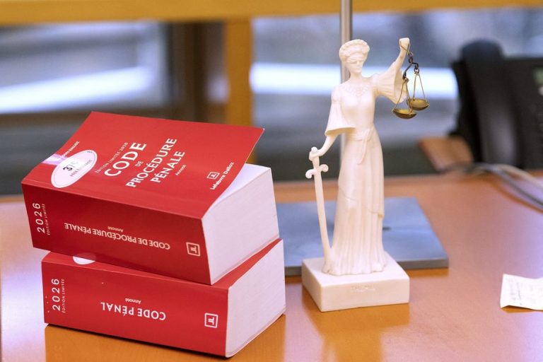 Un homme de 25 ans condamné à 18 ans de prison pour avoir traîné un policier sous sa voiture.