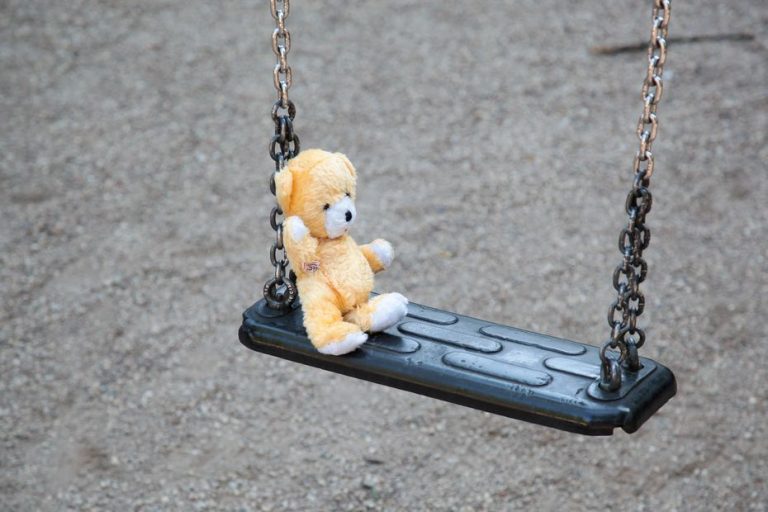 Baby-sitter déjà condamné en détention, mis en examen pour viols sur mineurs en France.