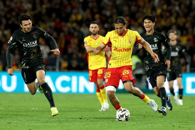 Le RC Lens cède face au PSG, qui s&rsquo;approche du titre de champion de France.