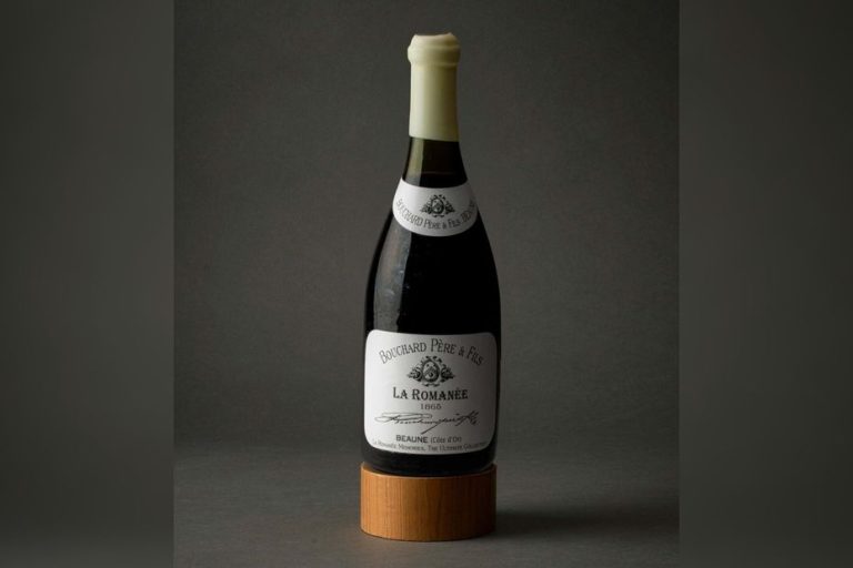 Vente aux enchères : deux bouteilles de Romanée de 160 ans atteignent 230 000 euros en Bourgogne