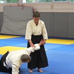À 80 ans, une experte d&rsquo;Aïkido continue de pratiquer sur le tatami en France.