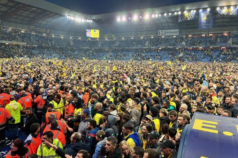 Le FC Sochaux-Montbéliard remonte en Ligue 2 devant 20 000 spectateurs au stade.