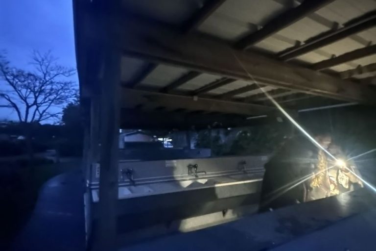 Privés d’électricité, des campeurs quittent un camping 5 étoiles en France.