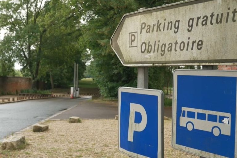 Un village de France cherche des financements pour ses dépenses quotidiennes face à l&rsquo;absence de revenus touristiques.