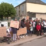Des parents s&rsquo;opposent à la fermeture de l&rsquo;école : classes à 25 élèves jugées insuffisantes.