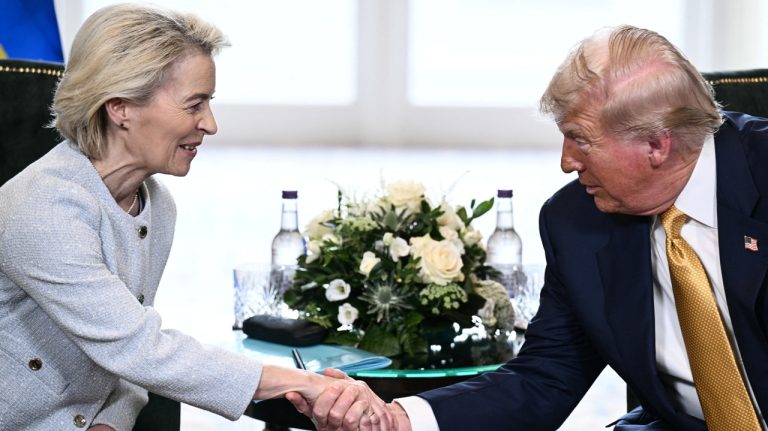 L&rsquo;Union européenne conclut un accord sur les droits de douane imposés par Trump.