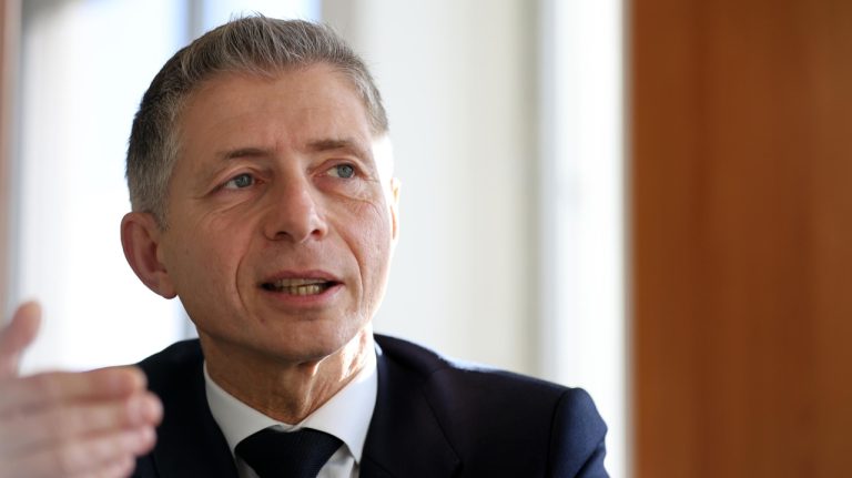 Gil Avérous, maire de Châteauroux, dévoile ses ambitions politiques pour 2024.