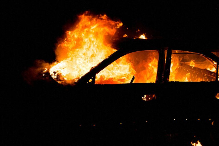 Une voiture prend feu en pleine nuit aux abords de cette discothèque de l’Orne