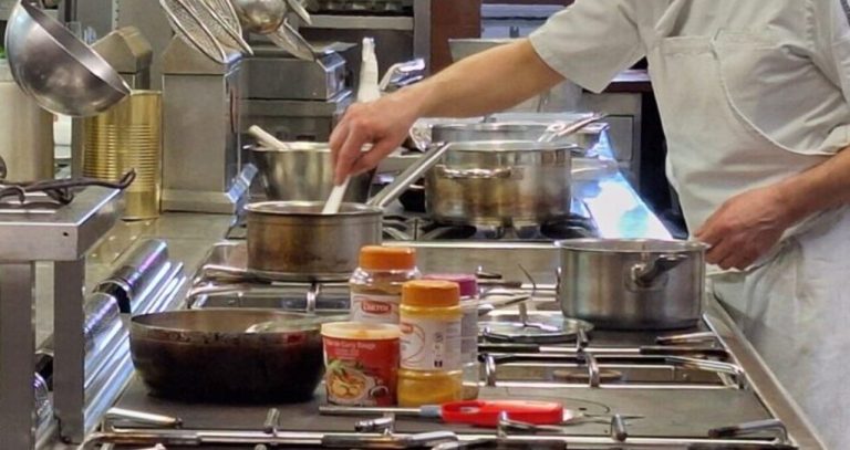 Seine-et-Marne : les métiers de cuisinier, conducteur et serveur en forte demande en 2026.