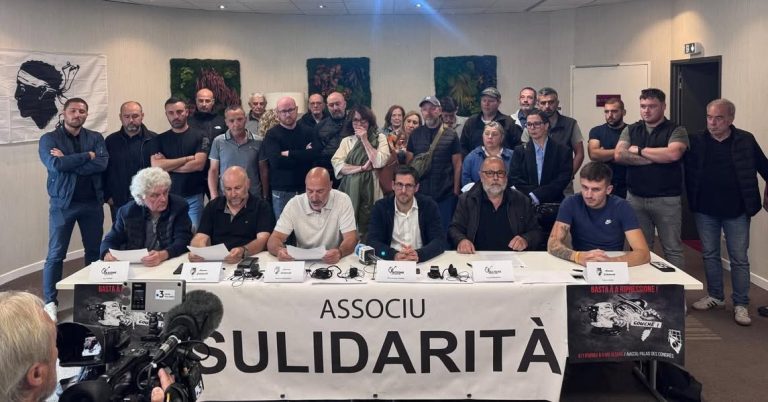 Conférence de presse en Italie : des voix s&rsquo;élèvent contre la répression des droits.