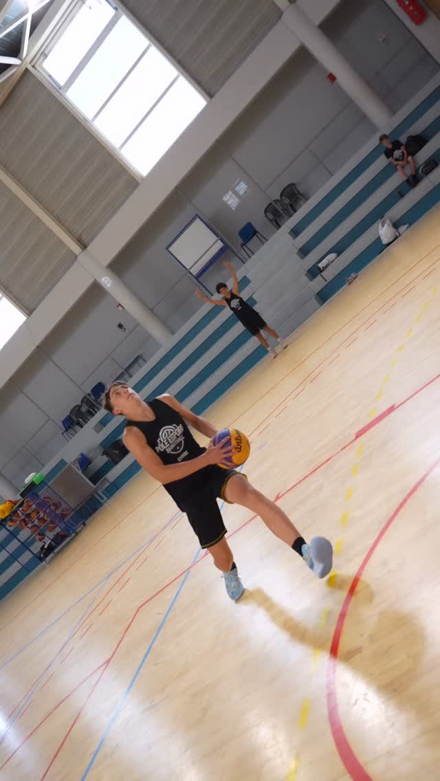 Le championnat de basket en Corse met en avant des dunks spectaculaires pour motiver les jeunes.