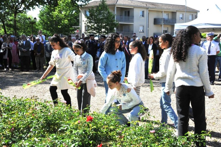 Langon : les élèves de l&rsquo;école Saint-Exupéry rendent hommage aux soldats français en déposant des roses.