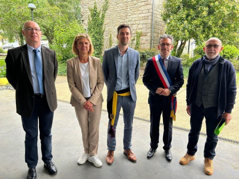 Remise en place de la plaque commémorative en breton à Dixmude pour les fusiliers marins bretons