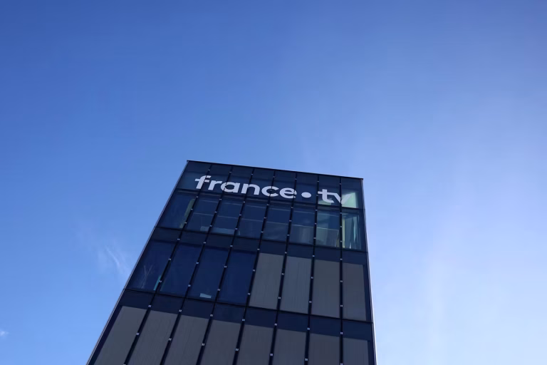 Les dirigeants de France Télévisions dénoncent une privatisation rampante par Bolloré.