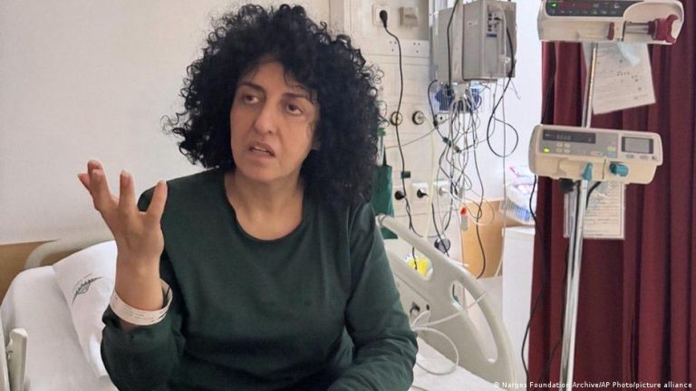 Mohammadi, lauréat du prix Nobel iranien, transféré à un hôpital de Téhéran.