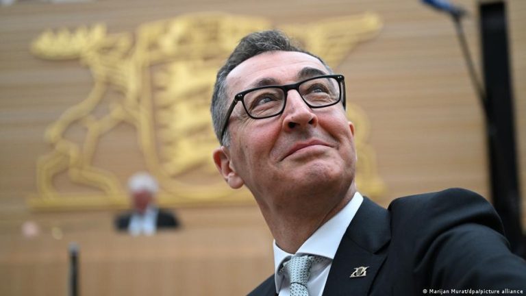 Cem Özdemir devient le premier ministre d’État allemand d’origine turque en Allemagne.
