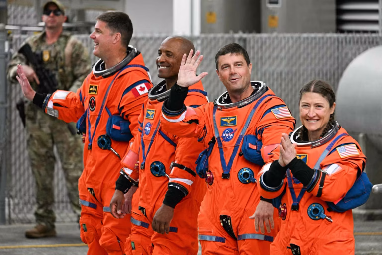 Artemis-2 : les astronautes communiquent avec l&rsquo;ISS après leur orbite lunaire.