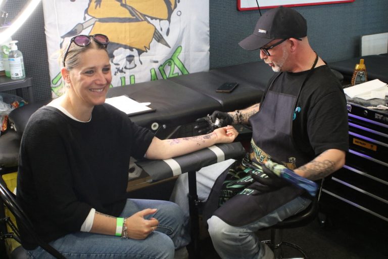 Tatoueurs et concerts : une nouvelle convention du tatouage s&rsquo;installe dans le Cotentin