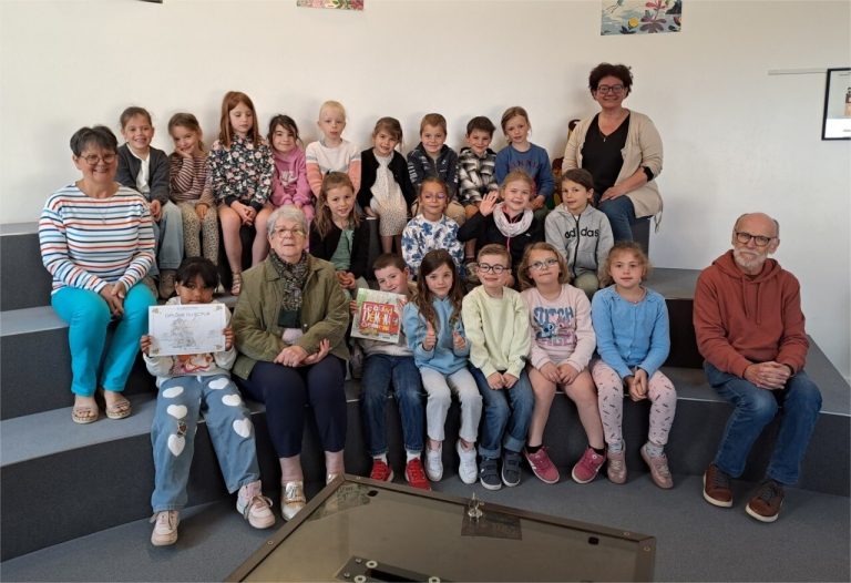 Des élèves de 5 classes en Mayenne élisent leurs livres préférés par vote.