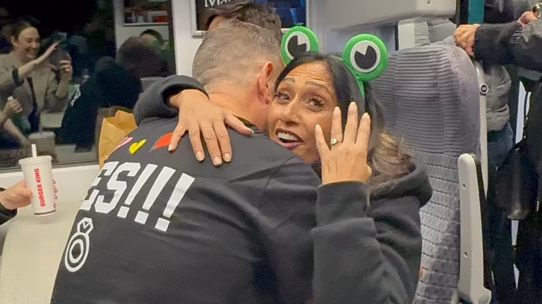 Une rencontre fortuite dans un train en France conduit à une demande en mariage.